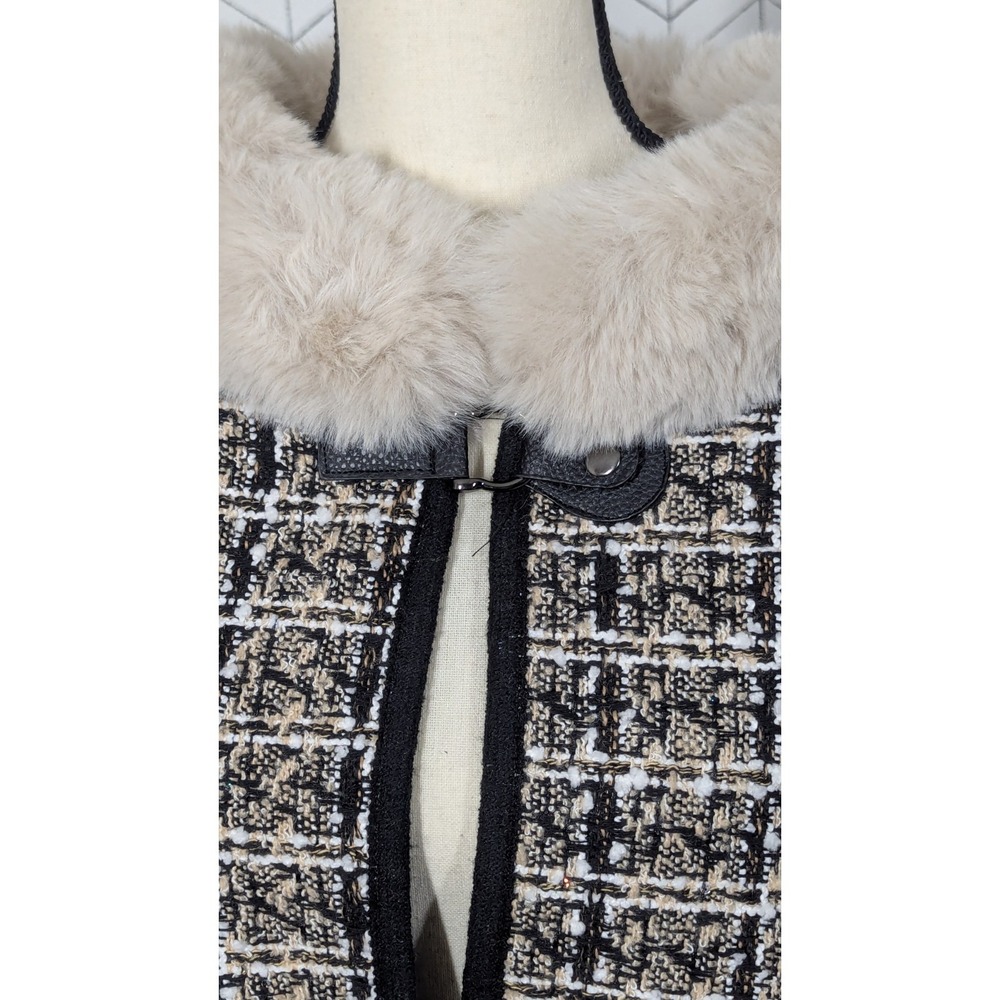 Vince Camuto Poncho Womens OSFA Black Cream Faux Fur Toggle Old Money Luxury - Picture 4 of 14